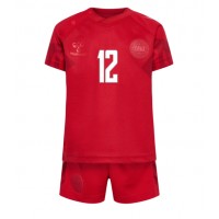 Camiseta Dinamarca Kasper Dolberg #12 Primera Equipación para niños Mundial 2022 manga corta (+ pantalones cortos)